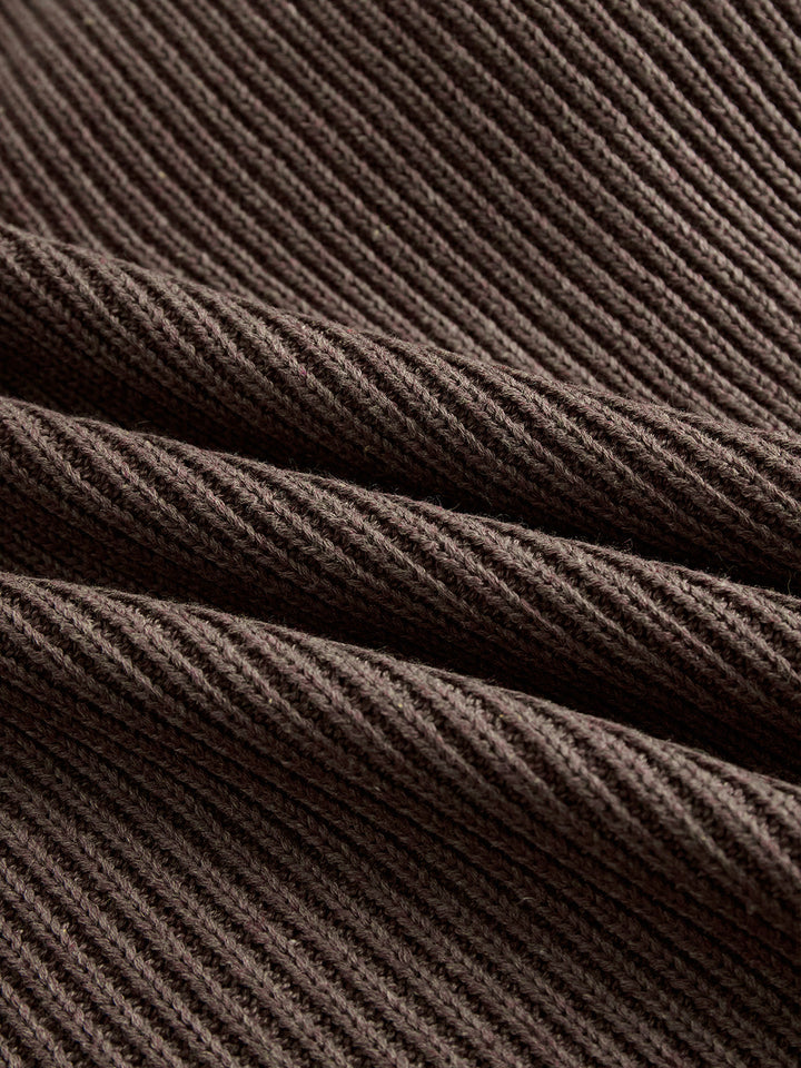 Svetrová sukienka z falbanami — měkká, teplá a romantická.