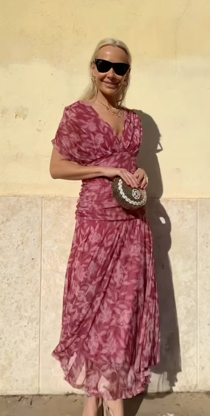 Laura – Dámské vzorované šaty s odhalenými rameny a výstřihem do V