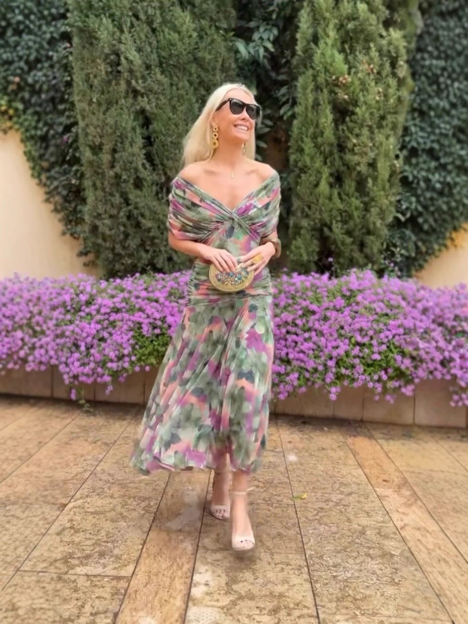 Laura – Dámské vzorované šaty s odhalenými rameny a výstřihem do V