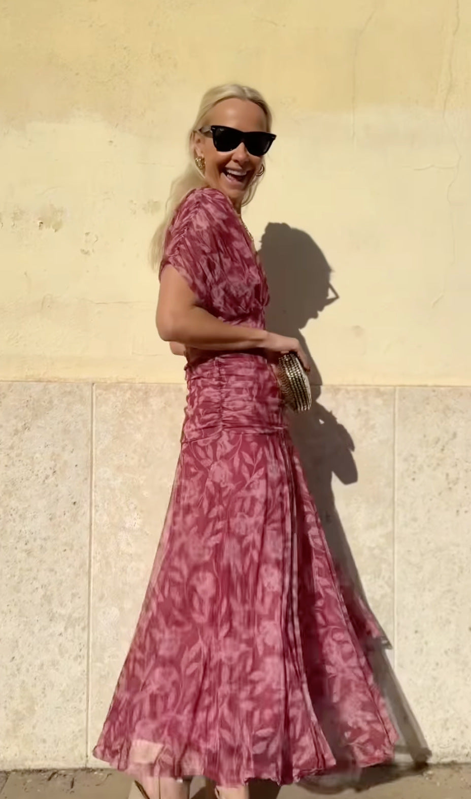 Laura – Dámské vzorované šaty s odhalenými rameny a výstřihem do V