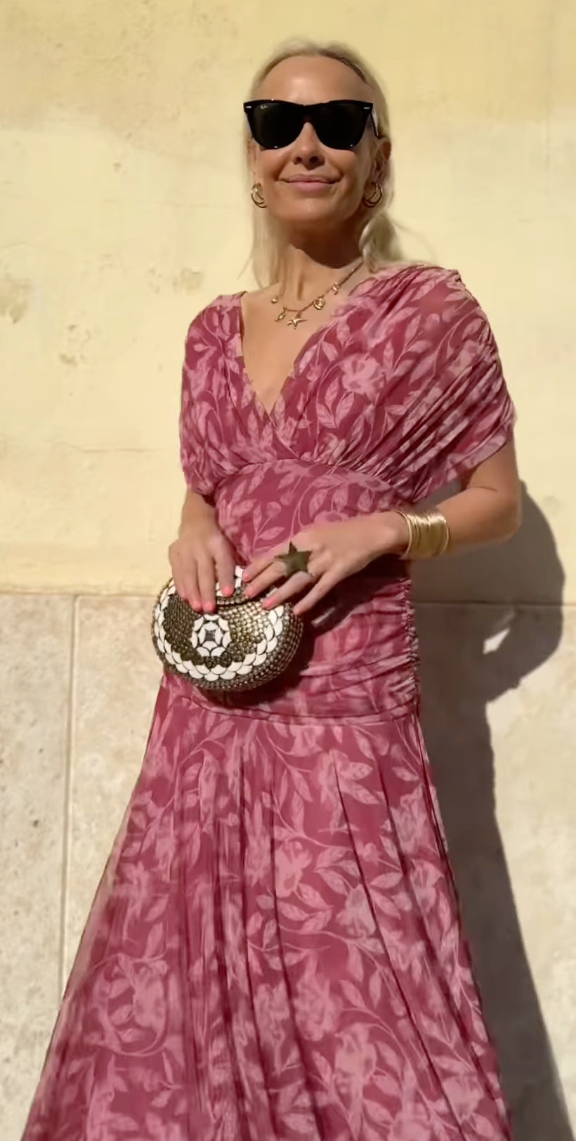 Laura – Dámské vzorované šaty s odhalenými rameny a výstřihem do V