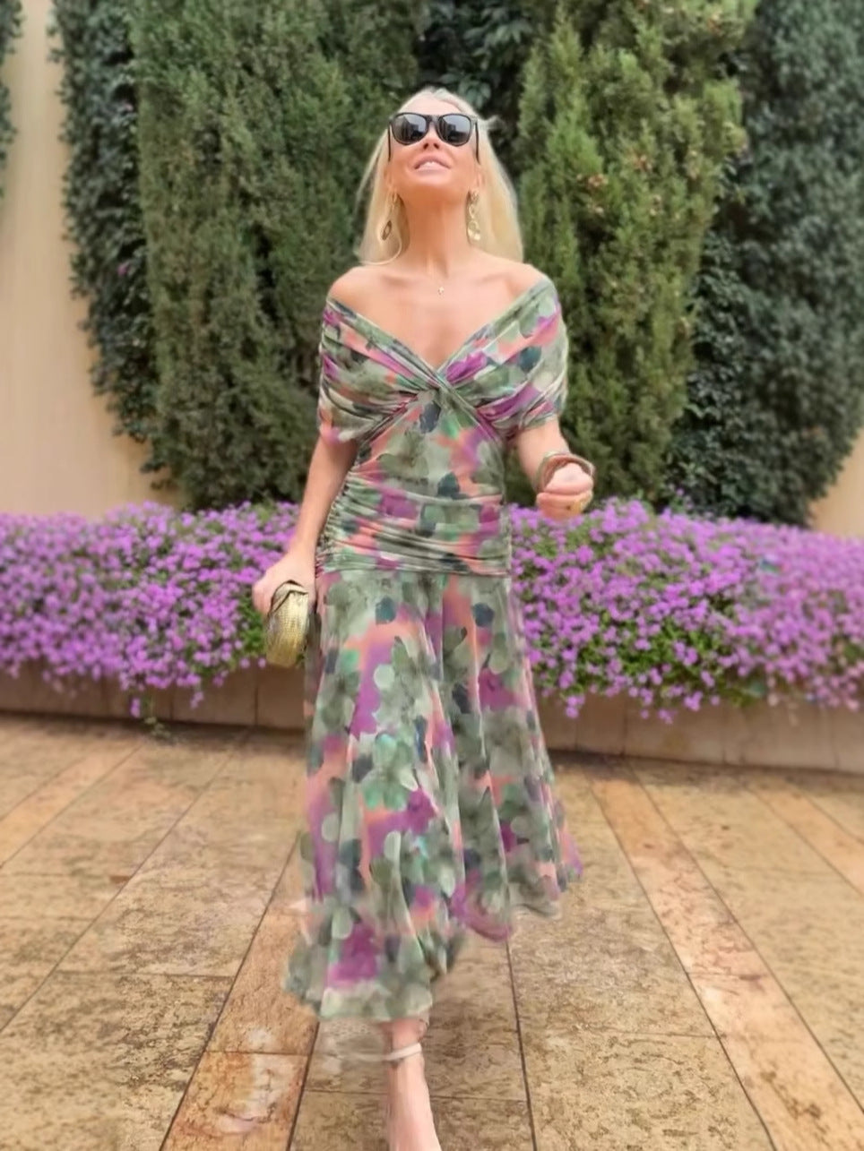 Laura – Dámské vzorované šaty s odhalenými rameny a výstřihem do V