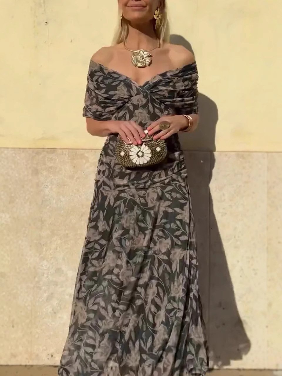 Laura – Dámské vzorované šaty s odhalenými rameny a výstřihem do V